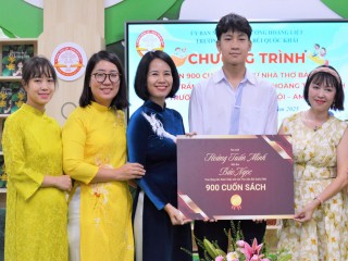 Ra mắt tập thơ song ngữ  Cây bút đỏ” và Tiếp lửa 900 cuốn sách cho học sinh tiểu học